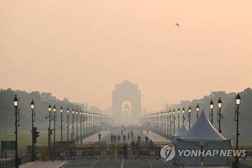 10월 25일 대기오염으로 뒤덮인 인도 뉴델리의 인디아 게이트. [AFP 연합뉴스 자료사진. 재판매 및 DB 금지]