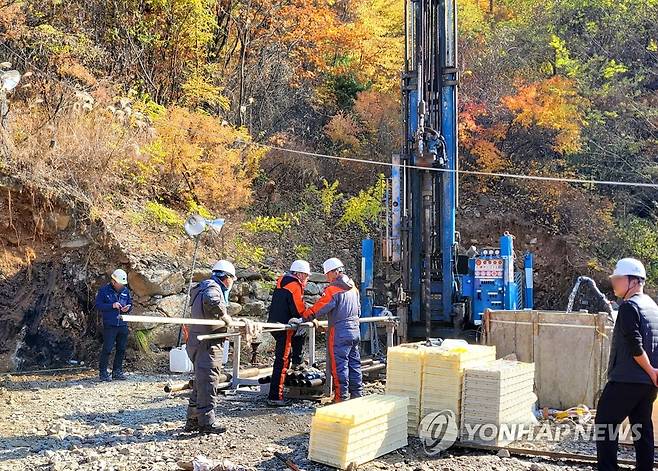 봉화 광산 매몰사고…계속되는 시추 작업 (봉화=연합뉴스) 김선형 기자 = 1일 오후 경북 봉화군 광산 매몰사고 현장에서 작업자들이 시추 작업을 하고 있다. 지난 26일 오후 6시께 발생한 사고로 작업자 2명이 지하 190m 수직갱도에 고립됐다. 2022.11.1 sunhyung@yna.co.kr