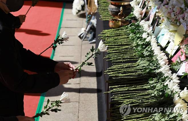 추모의 헌화 (서울=연합뉴스) 홍해인 기자 = 2일 오후 서울 중구 시청 앞 서울광장에 마련된 이태원 참사 희생자 합동 분향소를 찾은 조문객들이 조문하고 있다. 2022.11.2 hihong@yna.co.kr