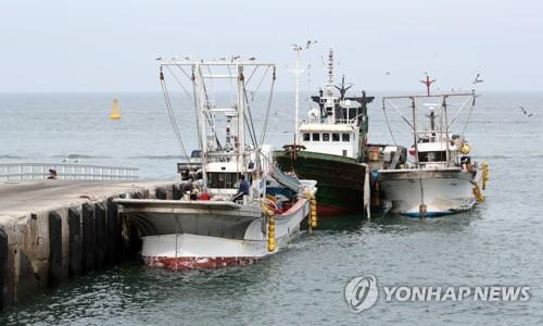 조업 준비하는 연평도 어민들 [연합뉴스 자료사진]