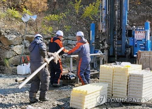 봉화 광산 매몰사고…계속되는 시추 작업 (봉화=연합뉴스) 김선형 기자 = 1일 오후 경북 봉화군 광산 매몰사고 현장에서 작업자들이 시추 작업을 하고 있다. 지난 26일 오후 6시께 발생한 사고로 작업자 2명이 지하 190m 수직갱도에 고립됐다. 2022.11.1
    sunhyung@yna.co.kr