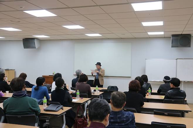 (서울=연합뉴스) 나확진 기자 = 1일 서울 종로구 연합뉴스에서 나태주 시인이 'K컬처아카데미-여행자학교' 강연을 하고 있다.2022.11.2
rao@yna.co.kr