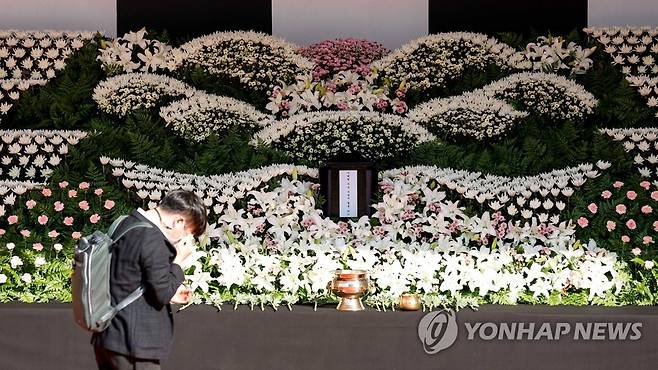 이태원 참사 피해자 추모 (서울=연합뉴스) 임헌정 기자 = 31일 서울 중구 서울광장에 마련된 이태원 참사 사망자를 위한 합동분향소를 찾은 한 시민이 헌화를 마친 뒤 눈물을 흘리고 있다. 2022.10.31 [공동취재] photo@yna.co.kr