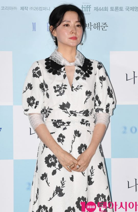 Lee Yeong-ae has also made a good influence. On 29th, Lee Tae-won made a donation for the death of a crushing accident.Lee Yeong-aes warm The Crow: Salvation leads to numerous donations and encourages participation.Koryo-saram III Pak Artur, the father of Pak Yuliana, 25, a Russian who died of Ita One True, made an appeal through the media on the 2nd for the cost of transporting his daughters You.In an interview, Park said, It takes 5,000 U.S. dollars (about 7.09 million won) to transport my daughters You to her hometown of Russia, but I dont know how to get the money.On the 4th, River One will have to take a ferry to Russia Vladivostok departing from Donghae Port in Donghae City. If you miss it, you have to wait a week.Lee Yeong-ae, who has been exposed to this, has announced that he wants to pay for Parks expenses to the foundation.It wasnt Lee Yeong-aes first good move: He donated 100 million won to Ukraine, which suffered a Russian invasion in March.Here, Lee Yeong-ae wrote in his handwritten letter, As a family of veterans who have been through the war, I feel the horrors of war more than anyone else.I pray that the war will stop in Ukraine and peace will be settled, and I pray for the well-being and safety of all the people of Ukraine. I hope that the people of Ukraine will not lose hope and courage. I want to convey my small but precious heart to the people of Ukraine as a free Korean citizen who loves peace.Starting with Lee Yeong-ae, donations for the stars of Ukraine were followed by donations from Im Shi-wan, Yang Dong-geun, Narsha, Group U-Kiss, comedian Shim Hyun-seop and Jang Hwan-joon Kim Eun-hee.Lee Yeong-ae, who donated 200 million won to the underprivileged who suffered from COVID-19 last July.In 2020, he donated 50 million won to the citizens of Daegu and 100 million won to Asan Medical Center in Seoul, asking them to spend money on pediatric patients and medical staff.Lee Yeong-ae once saved a life. In 2014, I was pleased to have a bottle for a pregnant woman in Taiwan who had an accident in Korea.In particular, Lee Yeong-ae is known to have been one of the two sides of the bottle, such as recognizing the bottle One directly in the process of moving the bottle One.Lee Yeong-aes husband, businessman Chung Ho-young, has also donated large sums of money in the past.Lee Yeong-aes heartfelt expression of sharing his heart without turning a blind eye to pain. I applaud the warm act of returning the love he received from the public.In addition, Lee Yeong-aes move, which attracts attention in a different way while maintaining the authenticity of donations, is creating a virtuous circle of good influence that leads to another donation.