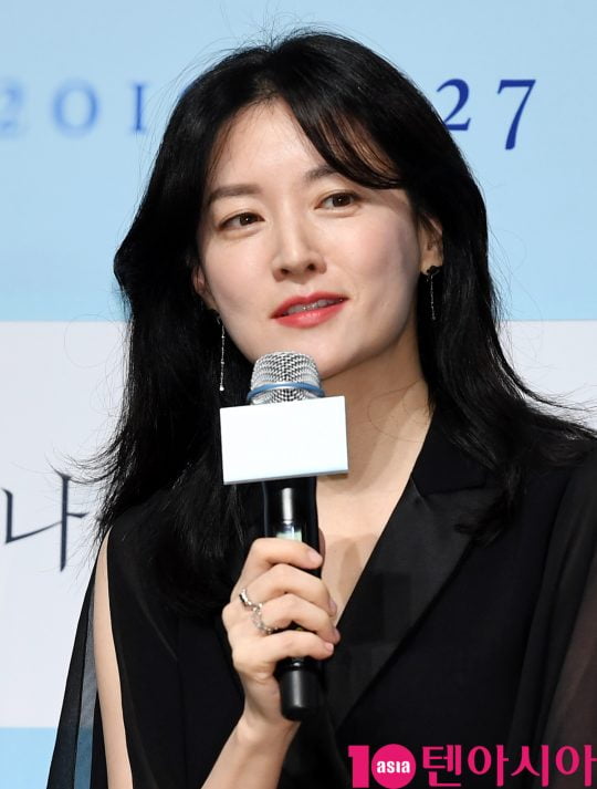 Lee Yeong-ae has also made a good influence. On 29th, Lee Tae-won made a donation for the death of a crushing accident.Lee Yeong-aes warm The Crow: Salvation leads to numerous donations and encourages participation.Koryo-saram III Pak Artur, the father of Pak Yuliana, 25, a Russian who died of Ita One True, made an appeal through the media on the 2nd for the cost of transporting his daughters You.In an interview, Park said, It takes 5,000 U.S. dollars (about 7.09 million won) to transport my daughters You to her hometown of Russia, but I dont know how to get the money.On the 4th, River One will have to take a ferry to Russia Vladivostok departing from Donghae Port in Donghae City. If you miss it, you have to wait a week.Lee Yeong-ae, who has been exposed to this, has announced that he wants to pay for Parks expenses to the foundation.It wasnt Lee Yeong-aes first good move: He donated 100 million won to Ukraine, which suffered a Russian invasion in March.Here, Lee Yeong-ae wrote in his handwritten letter, As a family of veterans who have been through the war, I feel the horrors of war more than anyone else.I pray that the war will stop in Ukraine and peace will be settled, and I pray for the well-being and safety of all the people of Ukraine. I hope that the people of Ukraine will not lose hope and courage. I want to convey my small but precious heart to the people of Ukraine as a free Korean citizen who loves peace.Starting with Lee Yeong-ae, donations for the stars of Ukraine were followed by donations from Im Shi-wan, Yang Dong-geun, Narsha, Group U-Kiss, comedian Shim Hyun-seop and Jang Hwan-joon Kim Eun-hee.Lee Yeong-ae, who donated 200 million won to the underprivileged who suffered from COVID-19 last July.In 2020, he donated 50 million won to the citizens of Daegu and 100 million won to Asan Medical Center in Seoul, asking them to spend money on pediatric patients and medical staff.Lee Yeong-ae once saved a life. In 2014, I was pleased to have a bottle for a pregnant woman in Taiwan who had an accident in Korea.In particular, Lee Yeong-ae is known to have been one of the two sides of the bottle, such as recognizing the bottle One directly in the process of moving the bottle One.Lee Yeong-aes husband, businessman Chung Ho-young, has also donated large sums of money in the past.Lee Yeong-aes heartfelt expression of sharing his heart without turning a blind eye to pain. I applaud the warm act of returning the love he received from the public.In addition, Lee Yeong-aes move, which attracts attention in a different way while maintaining the authenticity of donations, is creating a virtuous circle of good influence that leads to another donation.