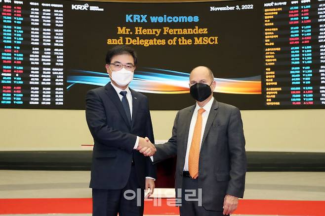 손병두 한국거래소 이사장(왼쪽)과 헨리 페르난데즈 MSCI 회장(오른쪽)이 3일 서울 여의도 한국거래소 홍보관에서 기념촬영을 하고있다.[한국거래소 제공]