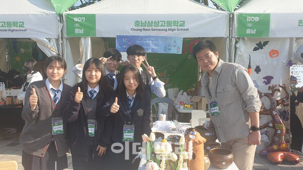 충남 삼성고 비즈쿨동아리 이대석 교사와 학생들의 모습.(사진=한국소아암재단 제공)