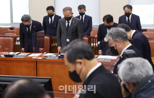 이상민(가운데) 행정안전부 장관이 지난 1일 서울 여의도 국회에서 열린 행정안전위원회 전체회의에 출석해 이태원 사고 희생자들을 위해 묵념하고 있다. 왼쪽부터 윤희근 경찰청장, 이 장관, 남화영 소방청장 직무대리 겸 차장. (사진=이데일리 노진환 기자)