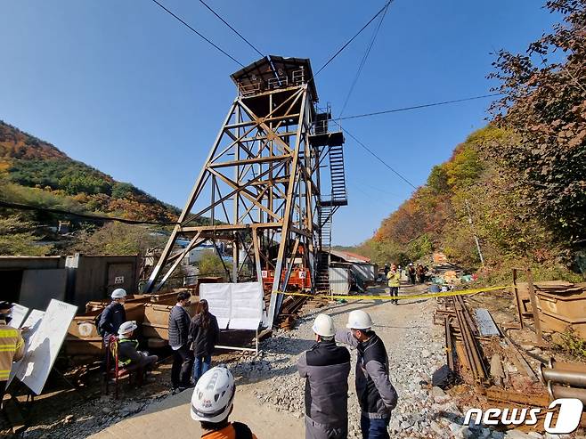 10월27일 오전 8시34분쯤 봉화군 소천면 서천리에 위치한 아연광산에서 작업 중이던 50대와 60대 광부 2명이 쏟아진 뻘에 고립된 가운데 경북도소방본부 구조대가 구조 작업을 서두르고 있다. (봉화군 제공) 2022.10.27/뉴스1 ⓒ News1 최창호 기자