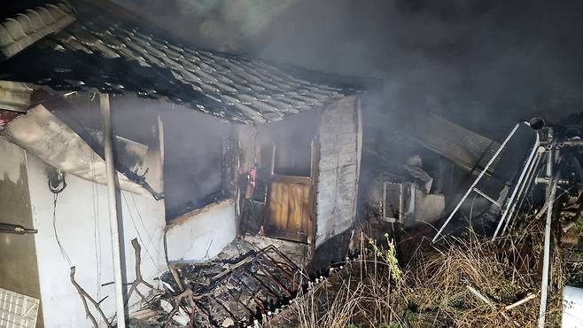 아산시 영인면 한 주택에서 불이 났다.(아산소방서 제공)/ 뉴스1