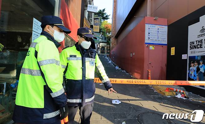 31일 오전 경찰이 서울 용산구 이태원 핼러윈 참사 현장 골목을 통제하고 있다. 2022.10.31/뉴스1 ⓒ News1 구윤성 기자