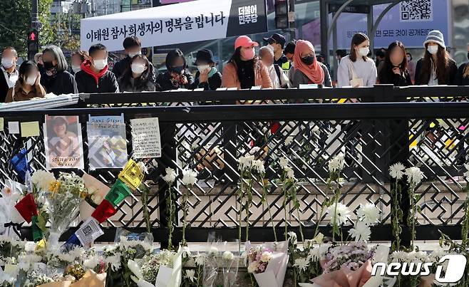 2일 오후 서울 용산구 이태원 참사현장 앞에 마련된 추모공간을 찾은 시민과 외국인들이 추모를 하고 있다. 2022.11.2/뉴스1 ⓒ News1 박세연 기자