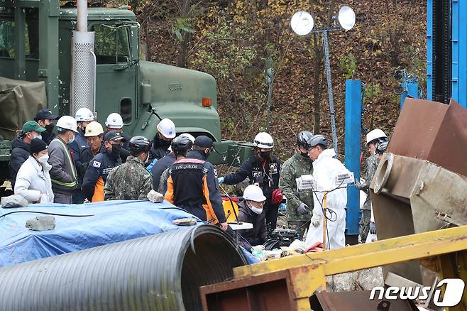 3일 오전 경북 봉화군 아연광산 매몰 사고 현장에서 한국광해광업공단과 산업통상자원부 동부광산안전사무소, 군, 소방 등 구조반 관계자들이 천공기를 이용해 확보한 지하 170m 지점에 내시경을 넣어 고립 작업자들의 생존 신호를 확인하기 위해 안간힘을 쏟고 있다. 2022.11.3/뉴스1 ⓒ News1 공정식 기자