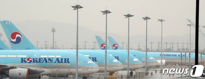 인천공항 제2터미널에 계류돼 있는 대한항공 항공기 2021.8.18/뉴스1 ⓒ News1 김명섭 기자