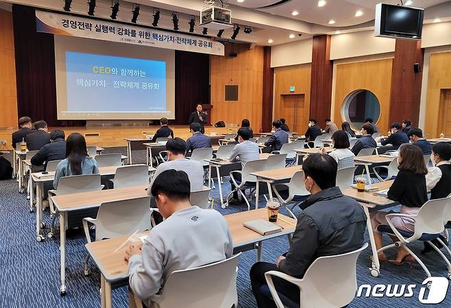 3일 박성현 사장이 월드마린센터 2층 국제회의장에서 열린 여수광양항만공사 '경영전략 실행력 강화를 위한 핵심가치, 전략체계 공유회'에서 인사말을 하고 있다.(여수광양항만공사 제공)2022.11.3/