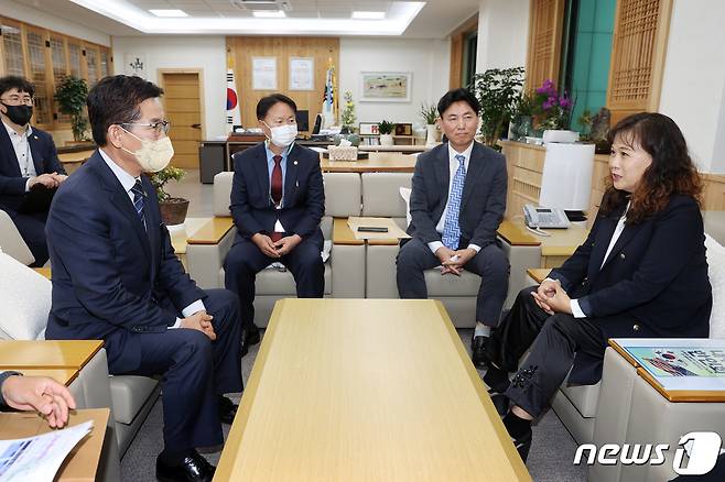 윤건영 충북교육감은 3일 오후 교육청 집무실에서 미국 테네시주 내슈빌시 신희경 한인회장을 만나 국제교류를 위한 협의회를 했다.(충북교육청 제공)/ 뉴스1