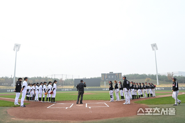 2022년 ‘LX배’ 3·4위전 경기 시작에 앞서 도열한 ‘당진 주니어’와 ‘후라’ 선수들. 이천 | 황혜정기자.