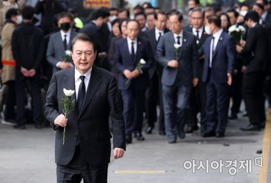 윤석열 대통령이 지난 1일 서울 용산구 이태원역 1번 출구 앞 참사 추모 공간을 찾아 헌화하고 있다./김현민 기자 kimhyun81@