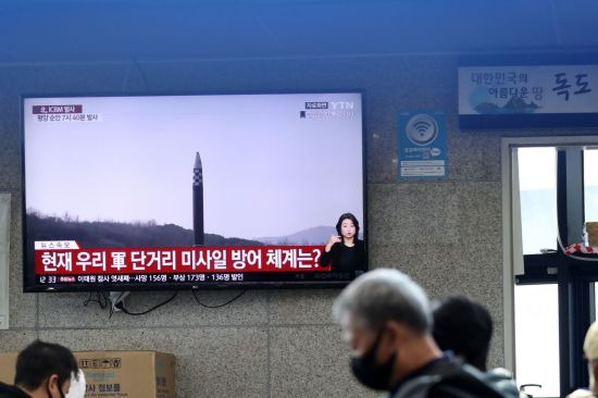 3일 경북 울릉군 울릉읍 도동항 여객선터미널에서 주민이나 관광객이 여객선을 기다리는 가운데 TV에 북한 미사일 관련 뉴스가 나오고 있다. (사진 제공=연합뉴스)