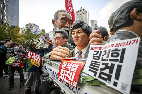 지난달 열린 윤석열 대통령 퇴진 촛불집회에서 참가자들이 집회 장소에 설치된 윤 대통령 조각상 앞에서 사진 촬영을 하고 있다. /뉴시스