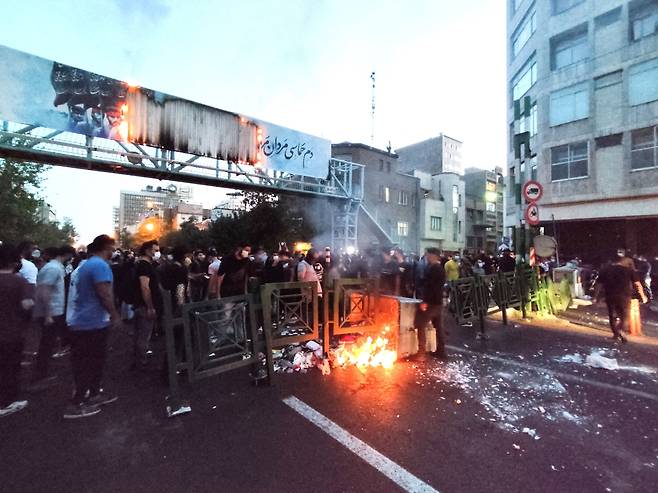 지난 9월21일(현지시각) 이란 테헤란에서 '히잡 미착용 여성 의문사' 항의 시위가 열렸다./EPA 연합뉴스