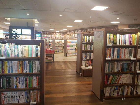 서울 광화문 교보문고. 책장마다 책이 빽빽히 꽂혀 있다.