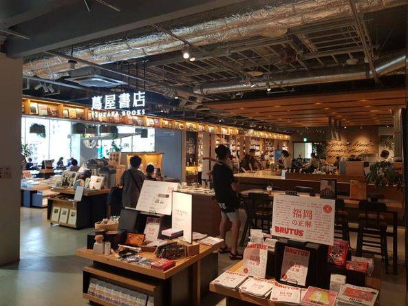 츠타야 서점 입구. 매장 한 가운데 스타벅스 커피전문점이 위치해 있다.