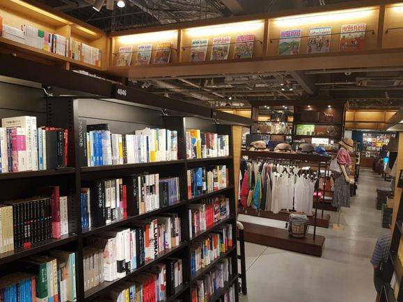 전문가가 골라놓은 패션 책과 함께 판매되고 있는 옷. 츠타야 서점의 강점인 ‘큐레이션’ 전략이다.