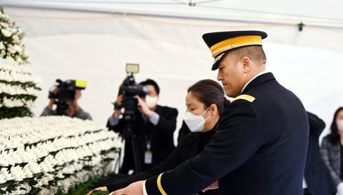 로이드 브라운 주한미군 용산기지사령관이 31일 오전 서울 용산구 녹사평역광장에 설치된 이태원 압사 참사 합동분향소에서 헌화하고 있다. <공동취재>