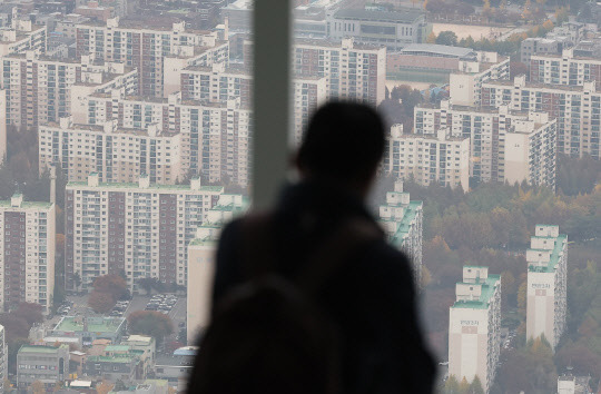 서울 송파구 롯데타워에서 바라본 서울 시내 아파트 단지 모습.



<사진=연합뉴스>