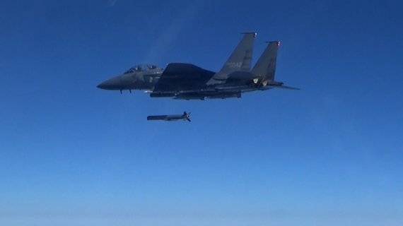 북한이 2일 분단 이후 처음으로 북방한계선(NLL) 이남의 우리 영해 인근으로 미사일을 쏘는 도발을 감행했다. 이날 하루에 동·서해상으로 발사한 미사일만 최소 20발 이상으로 역대 최대치다. 우리 군은 이에 대응해 F-15K, KF-16 전투기를 출격시켜 NLL 이북 공해상에 공대지미사일 3발을 정밀사격했다. 사진은 F-15K에서 SLAM-ER 공대지미사일을 발사하는 장면. 사진=합참 제공