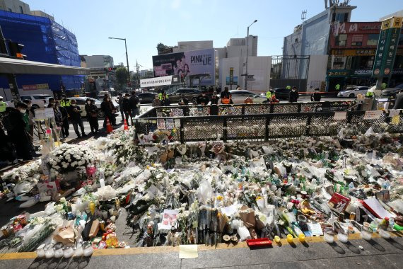 2일 오전 서울 용산구 이태원 참사현장 앞에 마련된 추모공간을 찾은 시민들이 추모를 하고 있다./사진=뉴스1