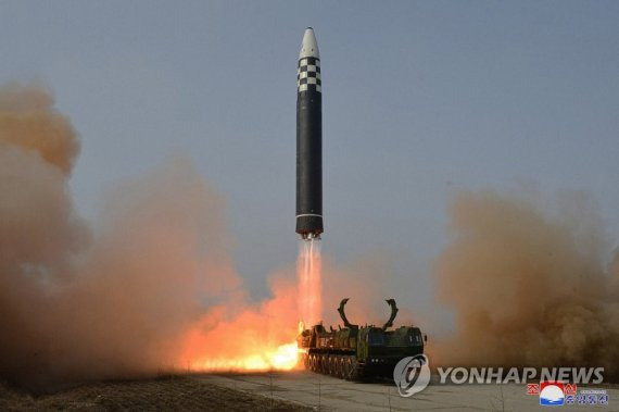 북한, 어제 '신형ICBM 화성-17형' 시험발사 (평양 조선중앙통신=연합뉴스) 북한이 전날 김정은 국무위원장의 지도 아래 신형 대륙간탄도미사일(ICBM) '화성-17형' 시험발사를 단행했다고 조선중앙통신이 25일 보도했다. 2022.3.25 [국내에서만 사용가능. 재배포 금지. For Use Only in the Republic of Korea. No Redistribution] nkphoto@yna.co.kr (끝)