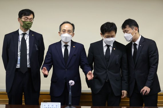 비상거시경제금융회의가 3일 오전 서울 중구 은행회관에서 열려 참석자들이 회의에 앞서 기념촬영을 하고 있다. 왼쪽부터 이창용 한은 총재, 추경호 경제부총리 겸 기획재정부 장관, 김주현 금융위원장, 이복현 금감원장. 사진=서동일 기자