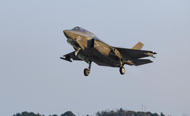 미군 F-35B 스텔스 전투기가 지난달 31일 전북 군산 공군기지에서 이륙하고 있다. 국방부 제공