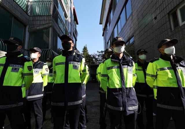 '수원 발발이'로 불린 연쇄성폭행범 박병화가 출소한 31일 거주지인 경기 화성시의 원룸 주변을 경찰이 통제하고 있다. 연합뉴스