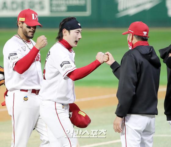 2022 KBO 포스트시즌 SSG 랜더스와 키움 히어로즈의 한국시리즈 2차전이 2일 오후 인천 SS랜더스필드에서 열렸다. 6대 1로 2차전을 잡고 1대 1 균형을 맞춘 SSG선수들이 경기 후 김원형 감독과 주먹을 맞대며 자축하고 있다. 인천=김민규 기자 mgkim1@edaily.co.kr