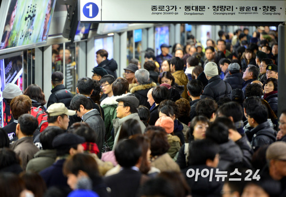 서울 지하철 1호선에서 승객들이 열차를 기다리고 있다.  [사진=아이뉴스24 포토 DB ]