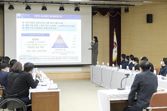 지난 2일 순천시에서 열린 안전문화진흥협의회에서 배정의 인제대학교 교수가 국제 안전도시의 필요성에 대해 설명하고 있다. [사진=순천시]