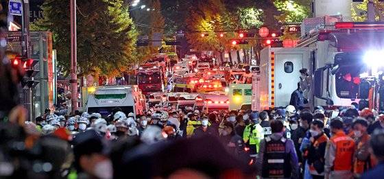 지난달 29일 밤 서울 용산구 이태원 해밀턴 호텔 인근 골목길에서 대규모 압사사고가 발생한 가운데 30일 새벽 해밀턴 호텔 앞 도로가 구급차들로 빼곡하다. 우상조 기자