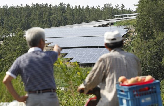 경북 영천의 한 마을에 있는 태양광 발전 시설. 중앙포토