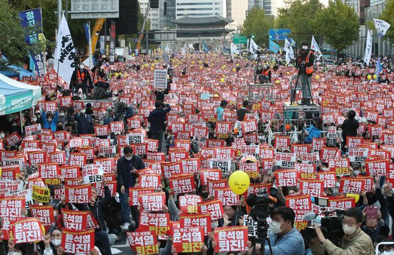 시민단체 '촛불승리전환행동'이 윤석열 대통령 퇴진을 주장하며 시위를 벌이고 있다. 뉴스1