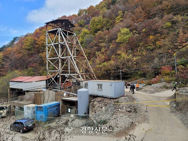 구조작업이 벌어지고 있는 제2수갱(수직갱도). 구조당국은 광산의 제2수갱의 암석을 제거하며 사고지점인 제1수갱으로 접근하고 있다.  실종된 노동자는 제1수갱 지하 170m 지점에  6일째 고립돼 있는 것으로 추정된다. 김현수 기자