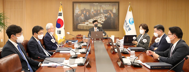 이창용 한국은행 총재가 지난달 12일 오전 서울 중구 한국은행에서 열린 금융통화위원회 본회의에서 회의를 주재하고 있다. 한국은행 제공