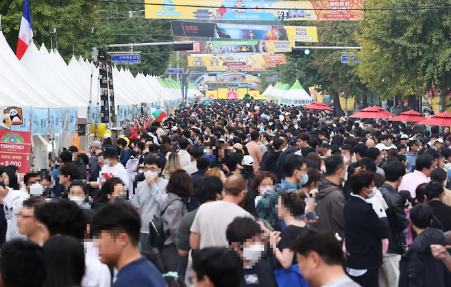 지난달 16일 오후 서울 용산구 이태원역 일대에서 열린 이태원지구촌축제를 찾은 시민들의 모습. 연합뉴스