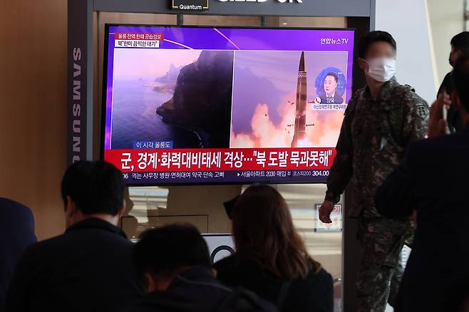 Citizens watch news related to North Korea's ballistic missile launch at Seoul Station on Wednesday morning. (Yonhap)