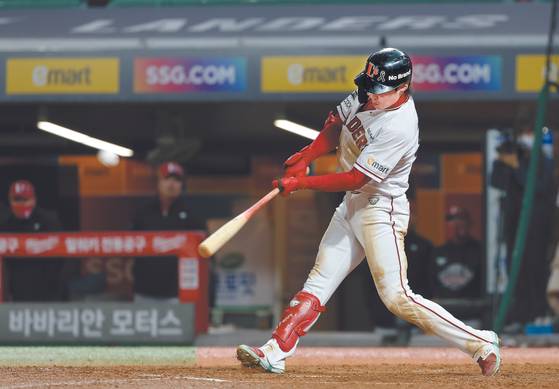 Choi Ji-hoon of the SSG Landers hits a two-run home run over the right field fence in Game 2 of the 2022 Korean Series between the SSG Landers and Kiwoom Heroes at Incheon SSG Landers Field in Incheon on Wednesday.  [YONHAP]