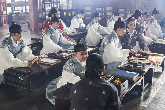 The scene in which the 13 princes gather to study in Jonghak, a royal educational institution, is similar to a scene from JTBC’s “SKY Castle” (2018-19) where students hole up in hagwon, or private cram school to study. [TVN]