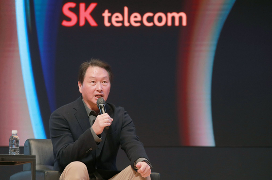 Chey Tae-won, chairman of SK Inc., speaks during a talk session at SparkLabs' demo day held at Coex, southern Seoul, on Thursday. [SPARKLABS]