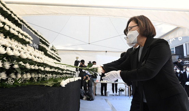 박희영 용산구청장이 지난 31일 서울 용산구 녹사평역 광장에 마련된 이태원 압사 사고 합동분향소를 찾아 조문하고 있다. 공동취재사진